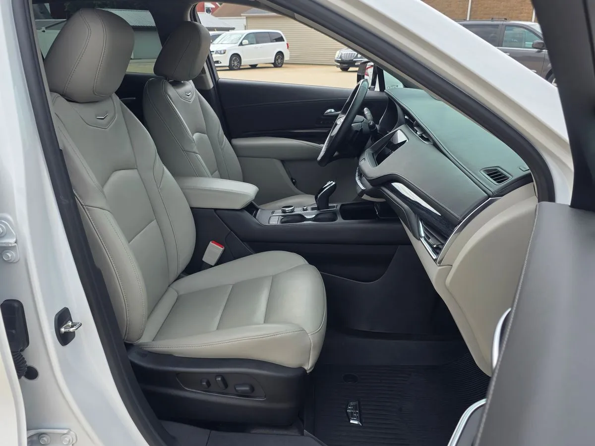 2023 CADILLAC XT4 - Thumbnail 4