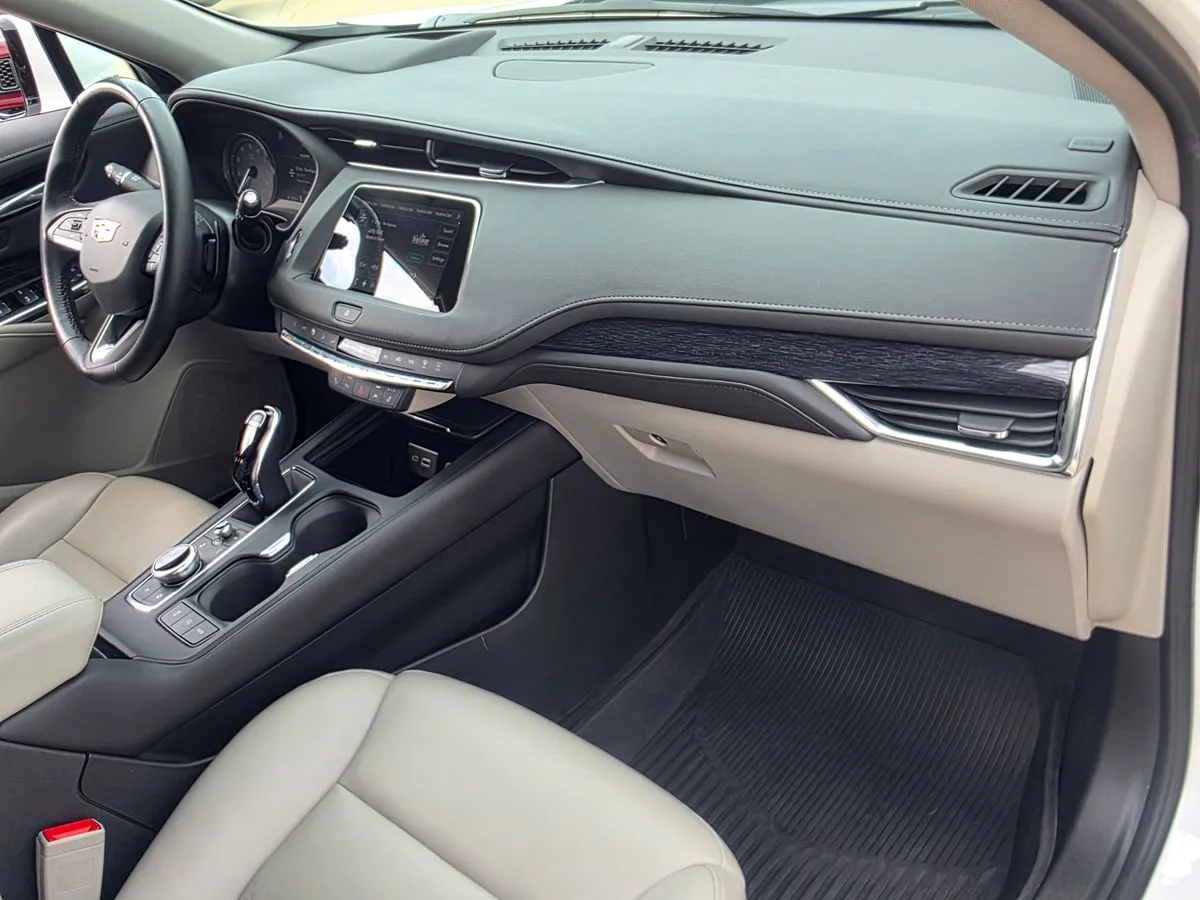 2023 CADILLAC XT4 - Thumbnail 3